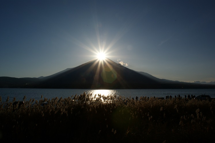 絶景の忍野八海とダイヤモンド富士＆千円札の富士山