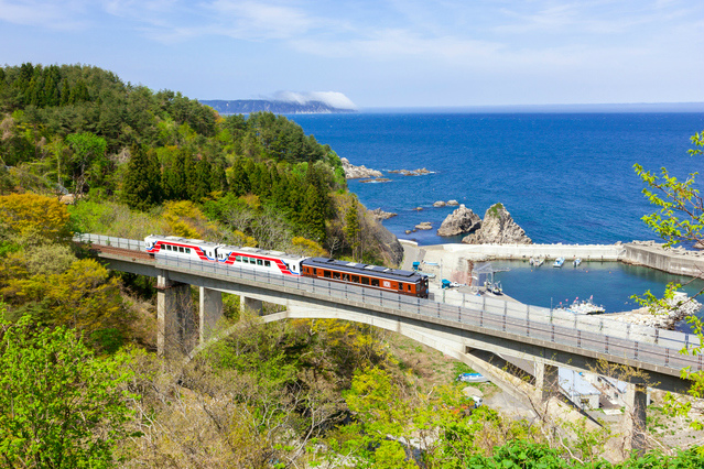 人気のローカル列車三陸鉄道と海のアルプス三陸海岸ハイライト