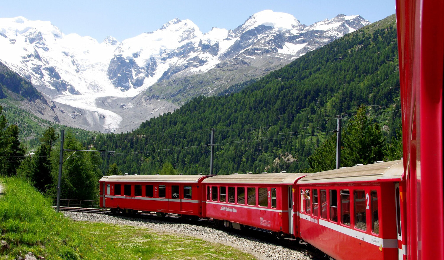 モルテラッチ氷河をバックに走るレーティッシュ鉄道ベルニナ線