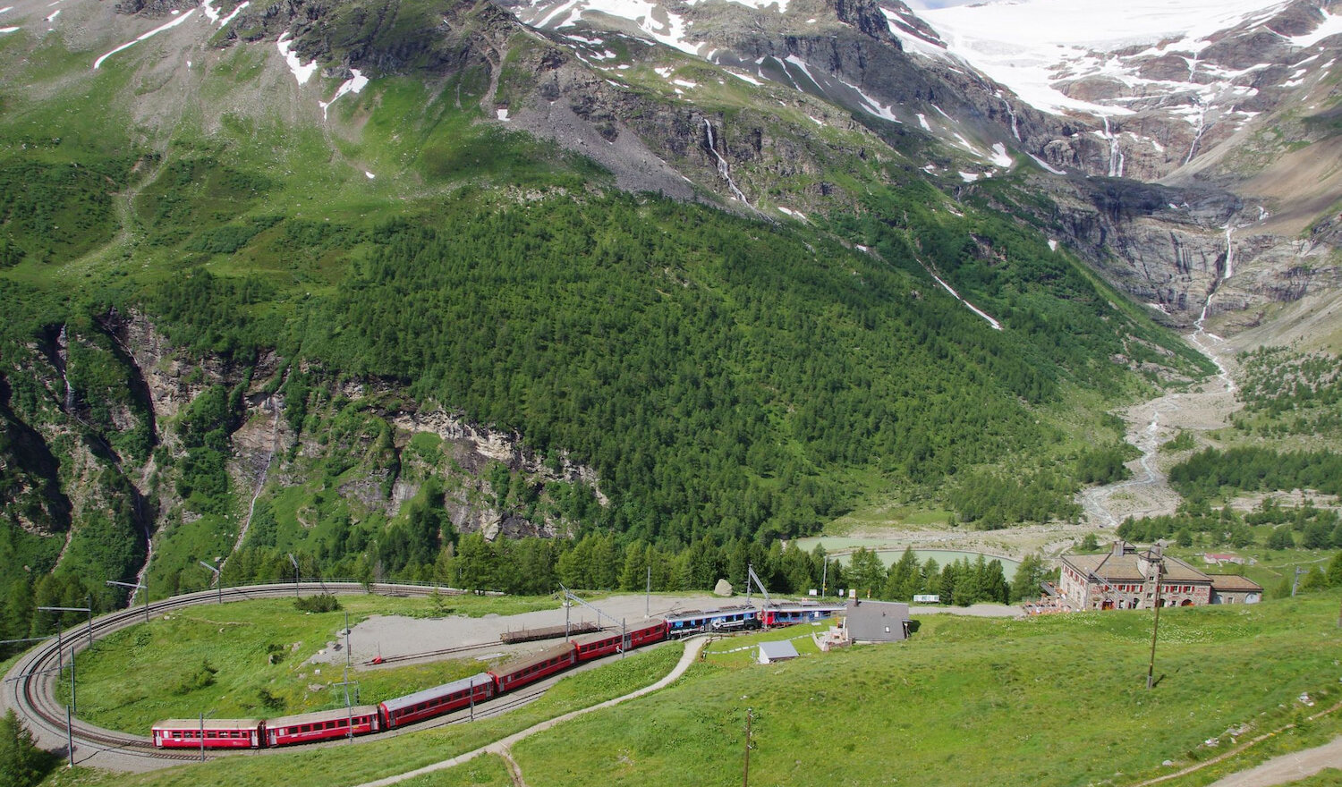 アルプスの絶景を走るベルニナ線のアルプグリュム駅 